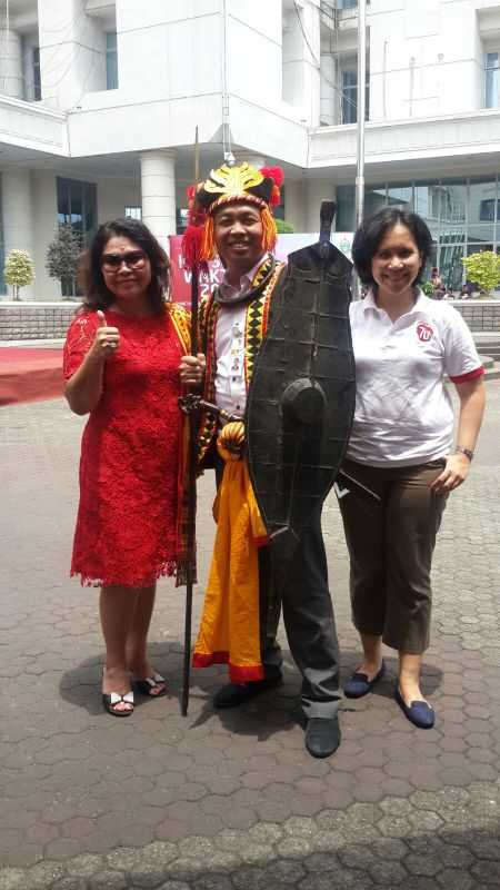 Koordinator Nasional Jay Wijayanto mengenakan pakaian kebesaran Nias bersama dr Ria Novida Telaumbanua dan Linda Samosir.