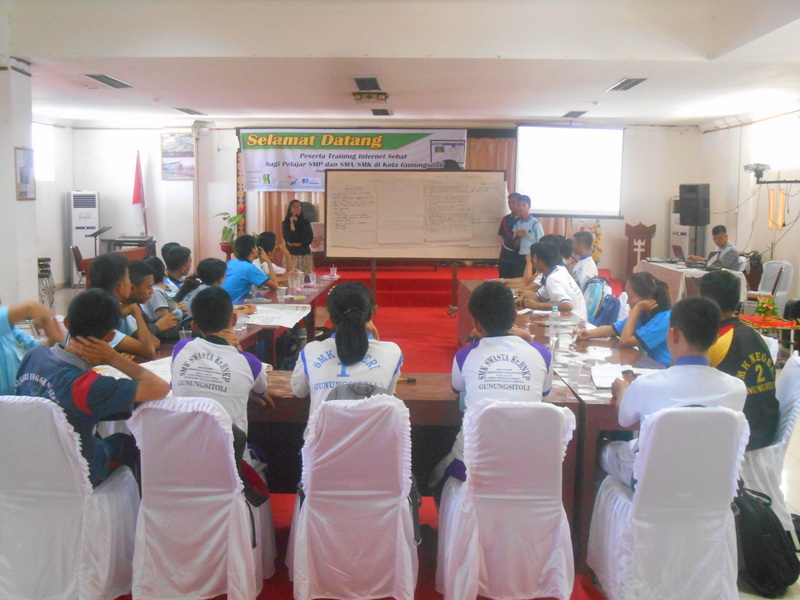 Pelajar dari berbagai sekolah di Kota Gunungsitoli mengikuti pelatihan berinternet sehat. —Foto: Dokumentasi PKPA