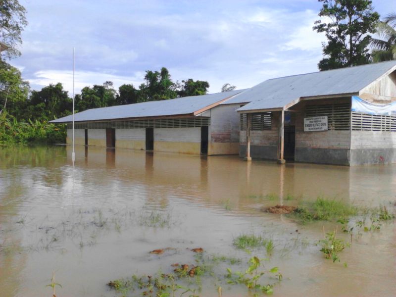 Gedung SD Negeri No 078472 Sohoya tergenang air luapan Sungai Sohoya, Senin (17/10/2016) pagi. —Foto: Kabarnias.com/Onlyhu Ndraha