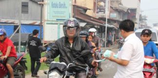 Asap Makin Pekat, Warga Dibagikan Masker