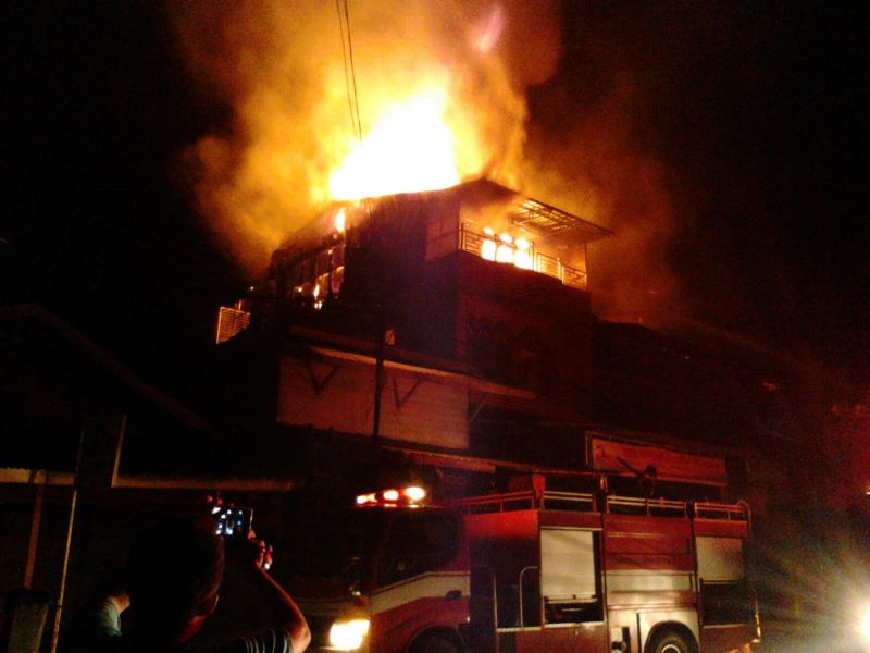 Rumah Milik Elison Hia dan Toko UD Elva Terbakar