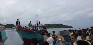 Kotak Suara Tiba, Masyarakat Tumpah di Pelabuhan Lama