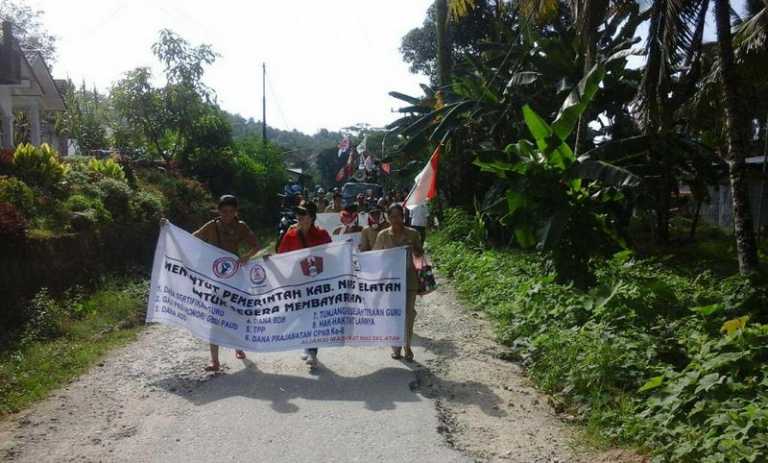 Foto: PNS Nias Selatan Menuntut Hak