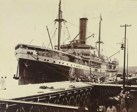 Kapal Van Imhoff saat bersandar di Pelabuhan Makasar —Foto: (Sumber : http://javapost.files.wordpress.com)