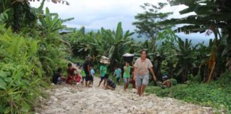Jalan Rusak, Masyarakat Alo’oa Gotong Royong