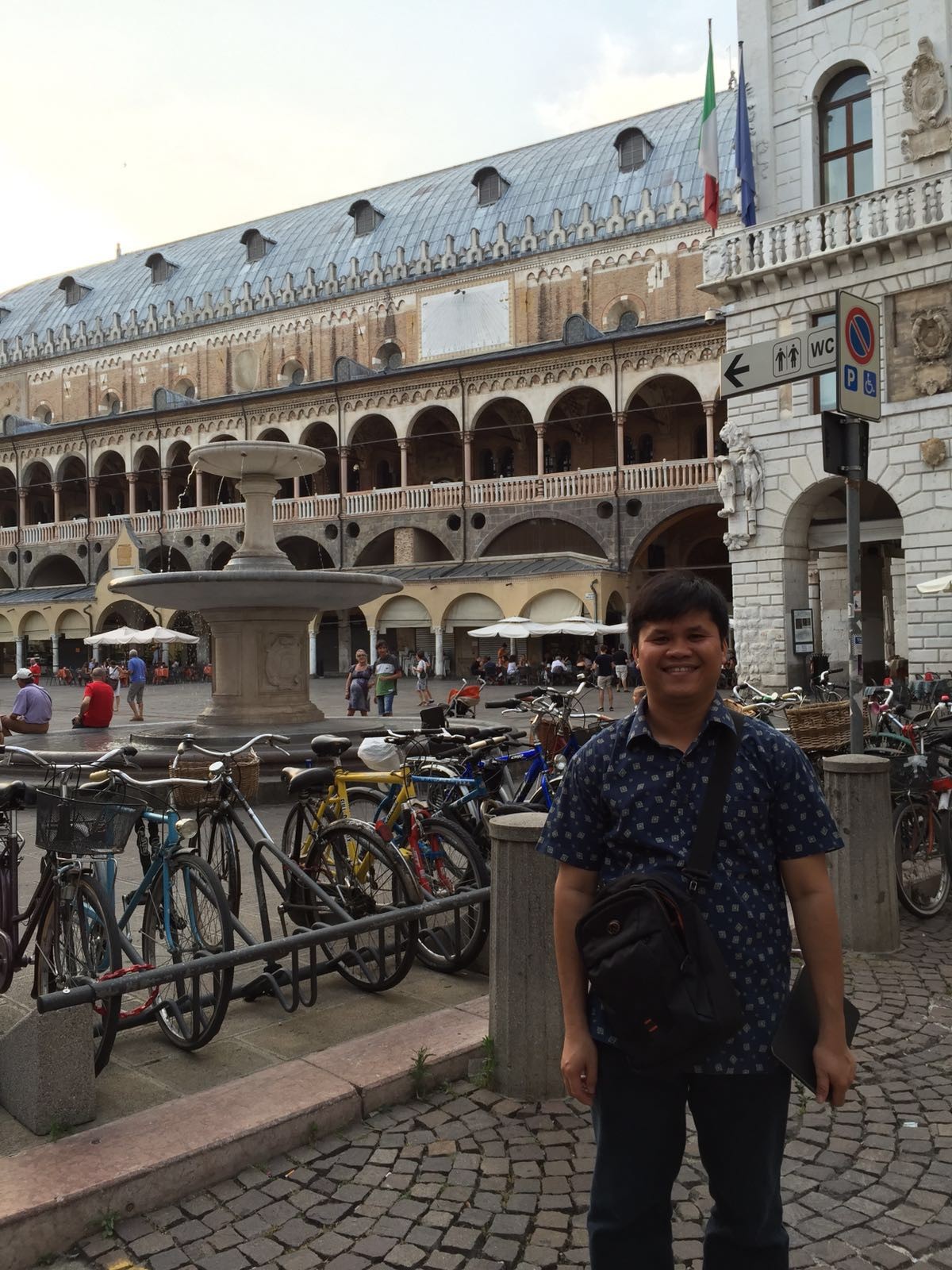 Alun-alun atau Piazza Garibaldi Padova dipenuhi sepeda yang merupakan alat transportasi kebanyakan masyarakat Padova (6/7/2016). —Foto: P. Postinus Gulö, OSC. 
