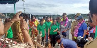 Kapal Pesiar Caledonian Sky Singgah di Telukdalam, Perajin Senang