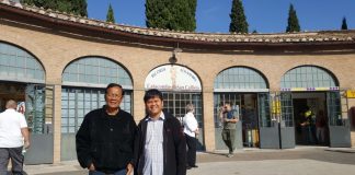 Isi Waktu, Adrianus Aroziduhu Gulö Bermain dengan Cucu dan Menulis