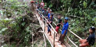 Kodim 0213/Nias Bangun Jembatan Darurat di Sungai Böröfino