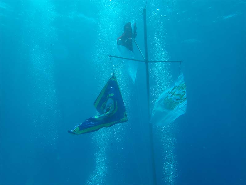 Upacara bendera di bawah laut