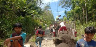 Pemuda Saralala Perbaiki Jalan Rusak di Wilayah Gomo