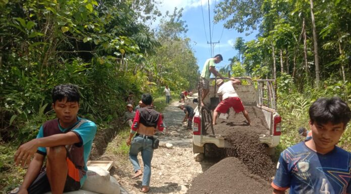 Pemuda Saralala Perbaiki Jalan Rusak di Wilayah Gomo